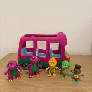 Fisher-Price Barney's World Adventure Bus and Hey Friends Figure Pack Set